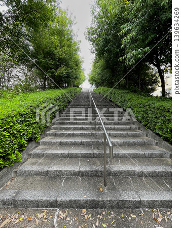 時之野神社:通往橫跨名神高速公路的入口的石階;阿布山/今城塚古墓路線 時之野神社:通往橫跨名神高速公路的入口的石階;阿布山/今城塚古墓路線 139634269