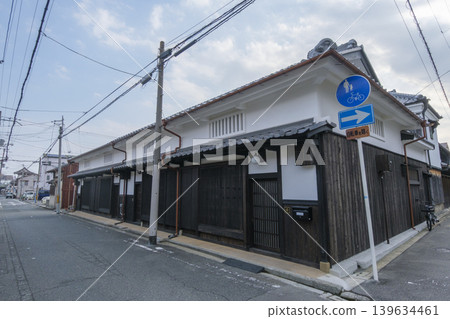 透過城鎮景觀改善補貼計劃，歷史悠久的街景和傳統聯排別墅開始得到保護和復興。 [大阪府堺市聯排別墅] 139634461