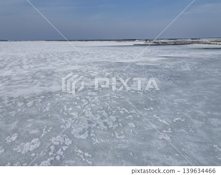 從空中俯瞰廣闊無垠、冰封的佐羅瑪湖,景色如夢似幻。 從空中俯瞰廣闊無垠、冰封的佐羅瑪湖,景色如夢似幻。 139634466