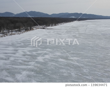 Aerial view of the fantastical scenery of the vast, frozen Lake Saroma. 139634471