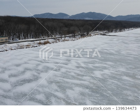 Aerial view of the fantastical scenery of the vast, frozen Lake Saroma. 139634473