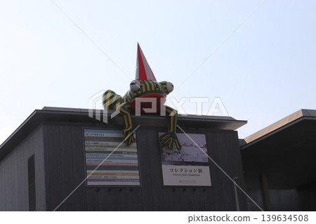 A frog monument standing at the Hyogo Prefectural Museum of Art A frog monument standing at the Hyogo Prefectural Museum of Art 139634508