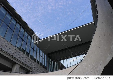從兵庫縣立美術館的螺旋樓梯上看到的建築和天空。 從兵庫縣立美術館的螺旋樓梯上看到的建築和天空。 139634883