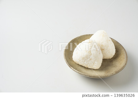 盤子裡有兩個鹹飯糰 139635026