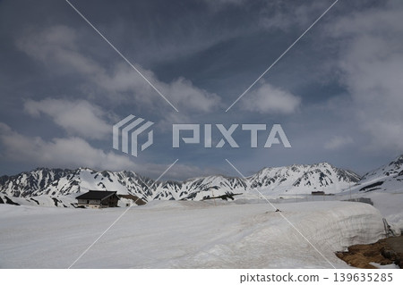 立山的春天，積雪依然很深。 139635285