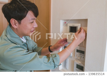 40 something worker 139635514