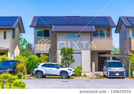 一個寧靜的生態小鎮,電力線路埋於地下,並以太陽能發電。 一個寧靜的生態小鎮,電力線路埋於地下,並以太陽能發電。 139635638