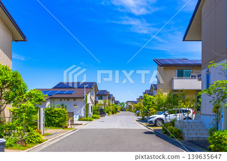一個寧靜的生態小鎮,電力線路埋於地下,並以太陽能發電。 一個寧靜的生態小鎮,電力線路埋於地下,並以太陽能發電。 139635647