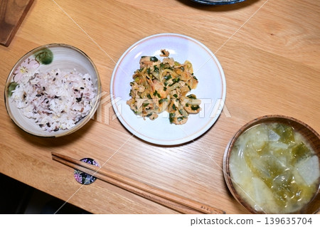 Homemade pork kimchi and multi-grain rice set meal Homemade pork kimchi and multi-grain rice set meal 139635704
