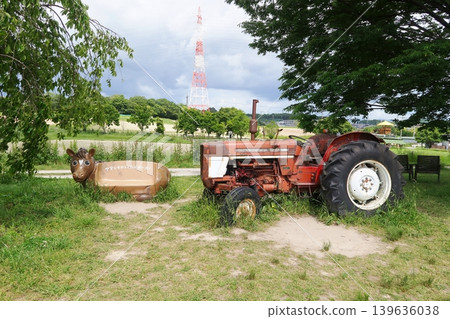 馬形長椅和拖拉機 馬形長椅和拖拉機 139636038