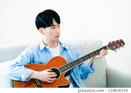彈吉他的男人 139636330