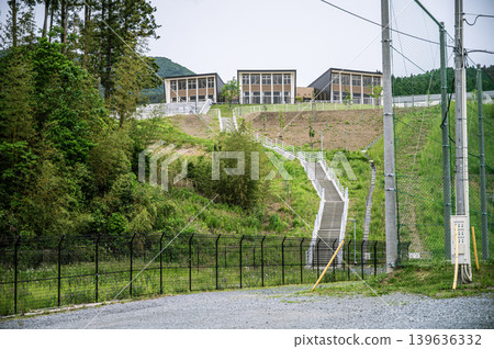 山頂上新建了一座現代化的公共設施和樓梯，在災難發生時也可作為疏散地點。 139636332