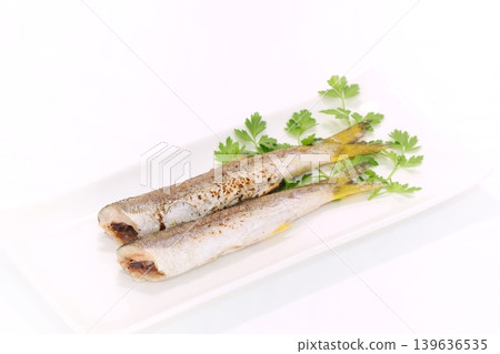 鹽烤梭魚(烤魚) - 明亮的背景 鹽烤梭魚(烤魚) - 明亮的背景 139636535