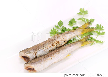 鹽烤梭魚(烤魚) - 明亮的背景 鹽烤梭魚(烤魚) - 明亮的背景 139636536
