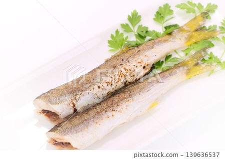 鹽烤梭魚(烤魚) - 明亮的背景 鹽烤梭魚(烤魚) - 明亮的背景 139636537