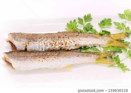 鹽烤梭魚(烤魚) - 明亮的背景 鹽烤梭魚(烤魚) - 明亮的背景 139636538