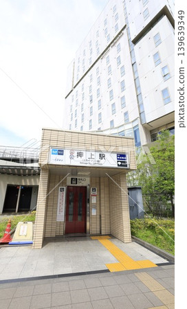 都營淺草線、東京地鐵半藏門線和京成電鐵押上線押上站(晴空塔前)的電梯出口。 都營淺草線、東京地鐵半藏門線和京成電鐵押上線押上站(晴空塔前)的電梯出口。 139639349