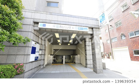 都營淺草線、東京地鐵半藏門線、京成電鐵押上線押上站(晴空塔前)B2出口。 都營淺草線、東京地鐵半藏門線、京成電鐵押上線押上站(晴空塔前)B2出口。 139639354