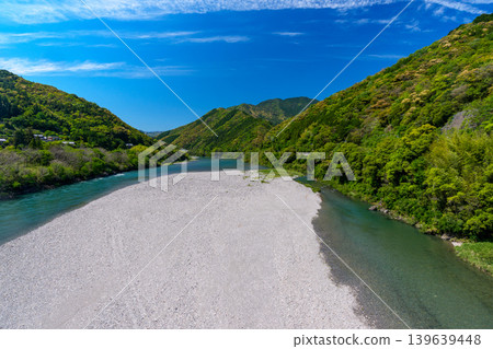 二淀川位於四國,是一條清澈的河流,擁有美麗的河流景觀和鬱鬱蔥蔥的自然風光。 二淀川位於四國,是一條清澈的河流,擁有美麗的河流景觀和鬱鬱蔥蔥的自然風光。 139639448