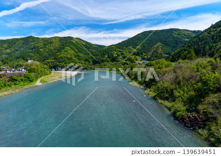二淀川位於四國,是一條清澈的河流,擁有美麗的河流景觀和鬱鬱蔥蔥的自然風光。 二淀川位於四國,是一條清澈的河流,擁有美麗的河流景觀和鬱鬱蔥蔥的自然風光。 139639451
