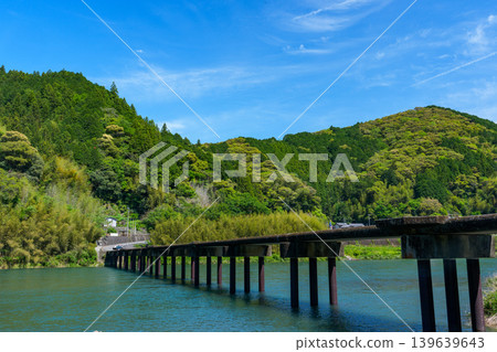 The Nagoshiya Submersible Bridge spanning the Niyodo River in Kochi Prefecture, and the scenery of the clear stream. The Nagoshiya Submersible Bridge spanning the Niyodo River in Kochi Prefecture, and the scenery of the clear stream. 139639643