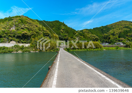 The Nagoshiya Submersible Bridge spanning the Niyodo River in Kochi Prefecture, and the scenery of the clear stream. The Nagoshiya Submersible Bridge spanning the Niyodo River in Kochi Prefecture, and the scenery of the clear stream. 139639646
