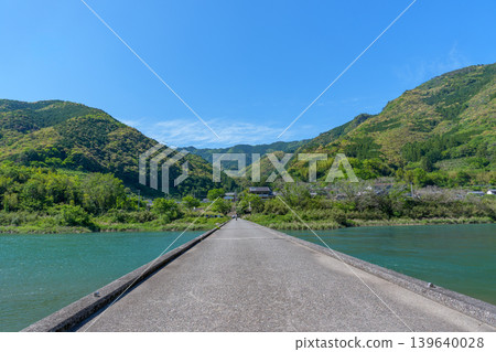 The Kataoka Submersible Bridge spanning the Niyodo River in Kochi Prefecture, and the scenery of the clear stream. The Kataoka Submersible Bridge spanning the Niyodo River in Kochi Prefecture, and the scenery of the clear stream. 139640028