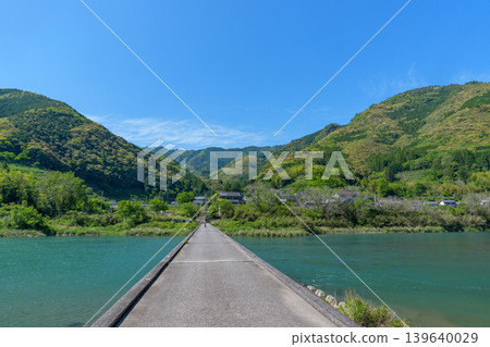 位於高知縣的片岡潛水橋橫跨仁淀川,清澈的溪流景色盡收眼底。 位於高知縣的片岡潛水橋橫跨仁淀川,清澈的溪流景色盡收眼底。 139640029