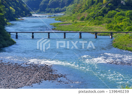 高知縣仁淀川上的淺尾潛水橋:展現了四國清澈溪流和自然風光的美麗景色。 高知縣仁淀川上的淺尾潛水橋:展現了四國清澈溪流和自然風光的美麗景色。 139640239