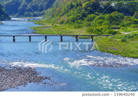 高知縣仁淀川上的淺尾潛水橋:展現了四國清澈溪流和自然風光的美麗景色。 高知縣仁淀川上的淺尾潛水橋:展現了四國清澈溪流和自然風光的美麗景色。 139640240