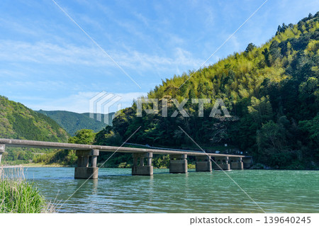 Asao Submersible Bridge on the Niyodo River in Kochi Prefecture: A beautiful landscape of Shikoku with clear streams and nature. Asao Submersible Bridge on the Niyodo River in Kochi Prefecture: A beautiful landscape of Shikoku with clear streams and nature. 139640245