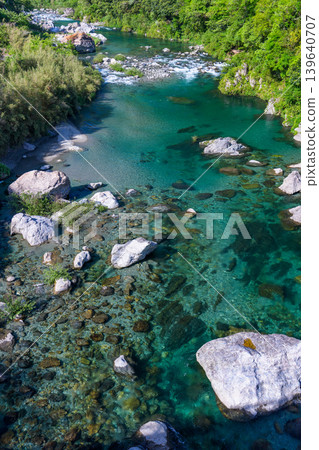 The beautiful Niyodo Blue of the Doi River, a tributary of the Niyodo River, and the pristine river scenery of Kochi Prefecture. The beautiful Niyodo Blue of the Doi River, a tributary of the Niyodo River, and the pristine river scenery of Kochi Prefecture. 139640707