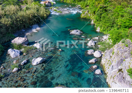 The beautiful Niyodo Blue of the Doi River, a tributary of the Niyodo River, and the pristine river scenery of Kochi Prefecture. The beautiful Niyodo Blue of the Doi River, a tributary of the Niyodo River, and the pristine river scenery of Kochi Prefecture. 139640711