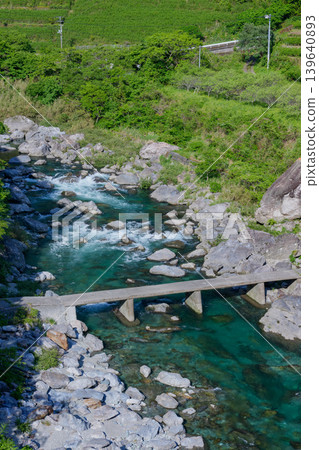 A long, low-water bridge spanning the Doi River, a tributary of the Niyodo River, in the pristine river scenery of Kochi Prefecture. 139640893