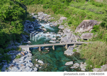 一座長長的低水橋橫跨土井川,土井川是仁淀川的支流,橋下是高知縣原始的河道風光。 一座長長的低水橋橫跨土井川,土井川是仁淀川的支流,橋下是高知縣原始的河道風光。 139640894