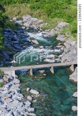 一座長長的低水橋橫跨土井川,土井川是仁淀川的支流,橋下是高知縣原始的河道風光。 一座長長的低水橋橫跨土井川,土井川是仁淀川的支流,橋下是高知縣原始的河道風光。 139640895