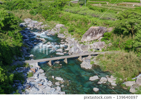 一座長長的低水橋橫跨土井川,土井川是仁淀川的支流,橋下是高知縣原始的河道風光。 一座長長的低水橋橫跨土井川,土井川是仁淀川的支流,橋下是高知縣原始的河道風光。 139640897