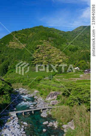 一座長長的低水橋橫跨土井川,土井川是仁淀川的支流,橋下是高知縣原始的河道風光。 一座長長的低水橋橫跨土井川,土井川是仁淀川的支流,橋下是高知縣原始的河道風光。 139640898