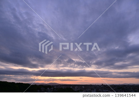早晨太陽照亮的雲彩 139641544