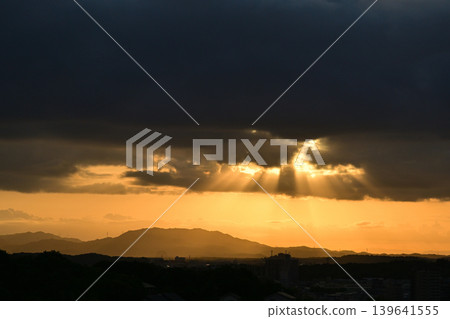 Light to be inserted from the cloud gap 139641555