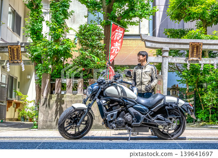 一名男性機車騎士將車停在讚岐小梅稻荷神社前。 139641697