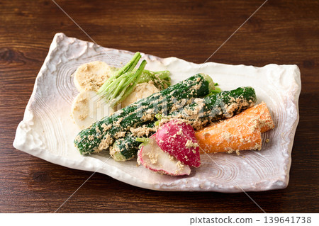 從米糠層取出的米糠泡菜 從米糠層取出的米糠泡菜 139641738