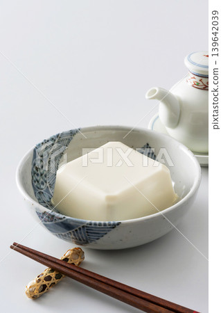 Hiyayakko (cold tofu) Hiyayakko (cold tofu) 139642039