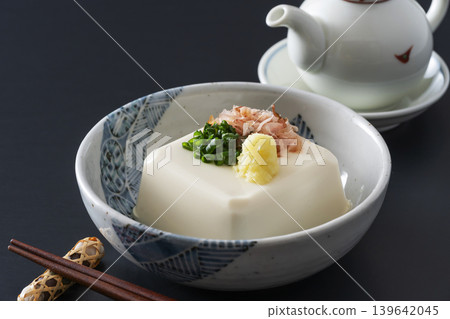 Hiyayakko (cold tofu) 139642045