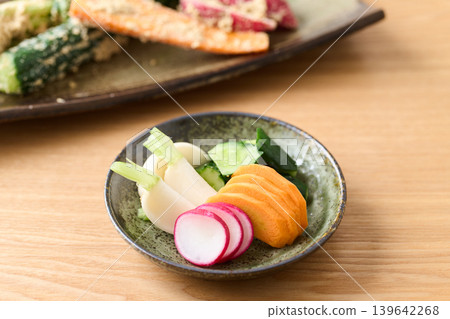 用米糠醃製的黃瓜、蕪菁、胡蘿蔔和蘿蔔 用米糠醃製的黃瓜、蕪菁、胡蘿蔔和蘿蔔 139642268