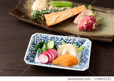 用米糠醃製的黃瓜、蕪菁、胡蘿蔔和蘿蔔 用米糠醃製的黃瓜、蕪菁、胡蘿蔔和蘿蔔 139642322