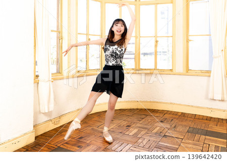 Ballet lesson/movement (chasse) Ballet lesson/movement (chasse) 139642420