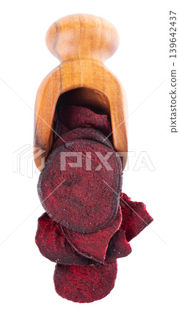 Crispy roasted beetroot chips with sea salt, isolated on white background. Healthy and crunchy natural vegetable snack. Clipping path. 139642437