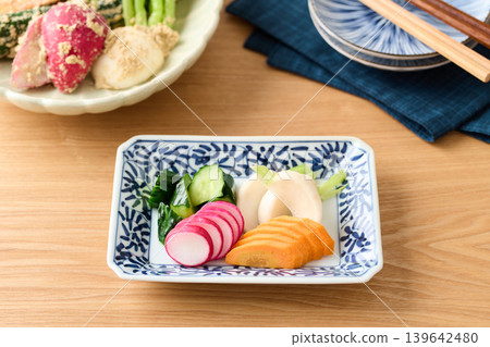 用米糠醃製的黃瓜、蕪菁、胡蘿蔔和蘿蔔 用米糠醃製的黃瓜、蕪菁、胡蘿蔔和蘿蔔 139642480