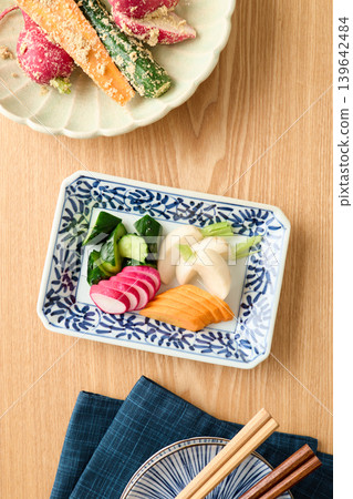 用米糠醃製的黃瓜、蕪菁、胡蘿蔔和蘿蔔 用米糠醃製的黃瓜、蕪菁、胡蘿蔔和蘿蔔 139642484
